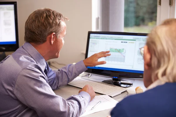 Doctor Discussing Test Results — Stock Photo, Image