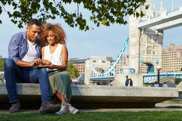 Pareja usando tableta digital — Foto de Stock