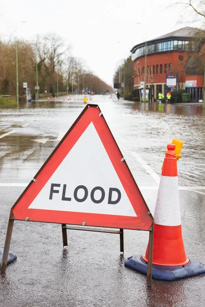 Προειδοποιητικό σήμα κυκλοφορίας στο πλημμυρισμένο δρόμο — Φωτογραφία Αρχείου