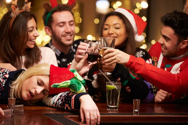 La mujer se desmayó en el bar durante Navidad — Foto de Stock