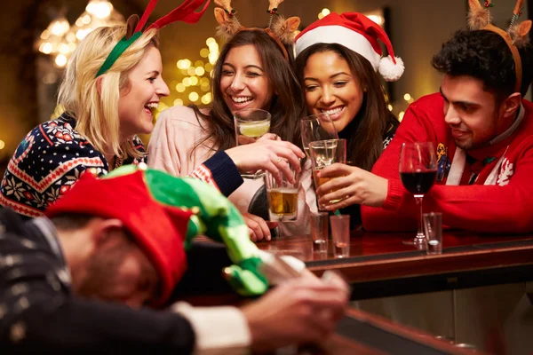 Man passerade ut på bar under julen — Stockfoto
