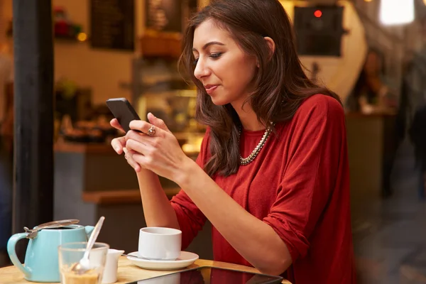 Kvinna med mobiltelefon — Stockfoto