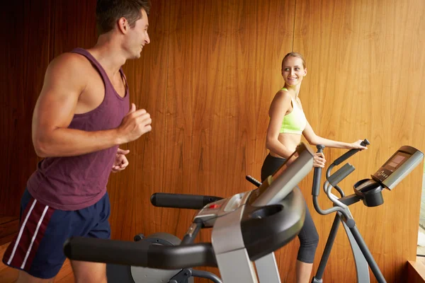 Pareja haciendo ejercicio en el gimnasio en casa —  Fotos de Stock