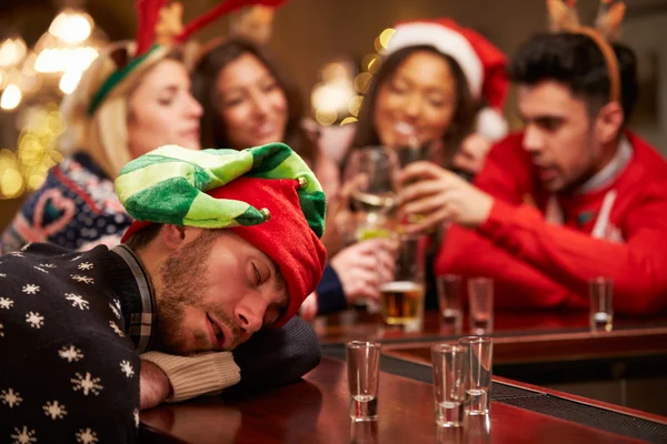 Man Passed Out On Bar During Christmas — Stock Photo, Image