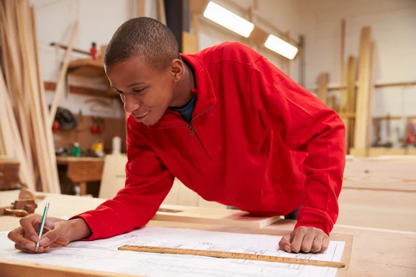 Aprendiz trabajando con planes — Foto de Stock