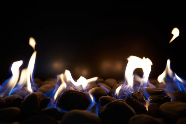 Пламенные угли на газовом огне — стоковое фото