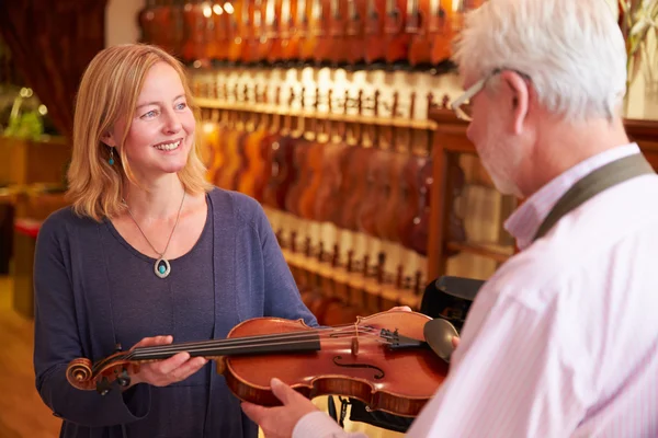 Customer Leaving Violin For Repair — Stock Photo, Image