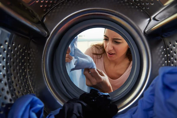 Frau färbt versehentlich Wäsche — Stockfoto