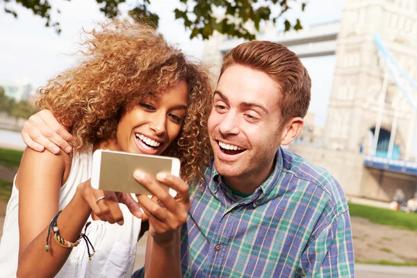 Selfie Tower Bridge tarafından çekici çift — Stok fotoğraf