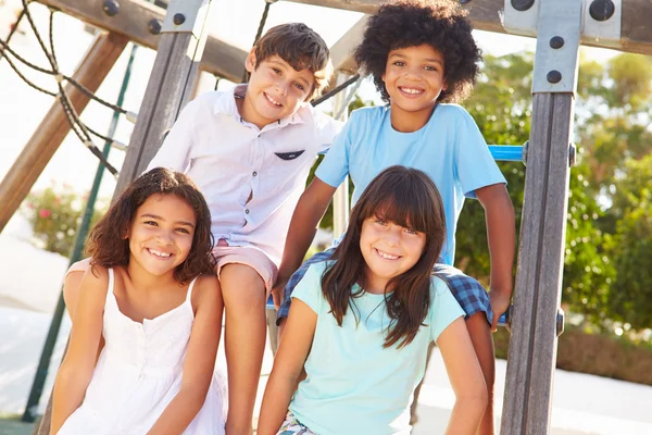 Kinderen op de speelplaats klimmen Frame — Stockfoto