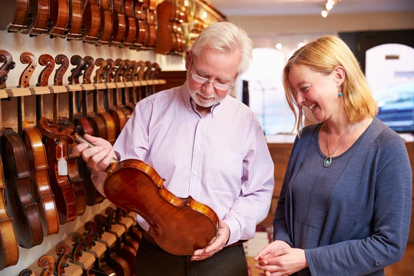 Salesman Advising Customer Violin — Stock Photo, Image