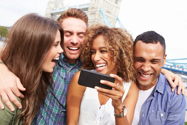 Freunde machen Selfie von Turmbrücke — Stockfoto