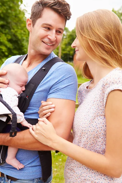 Parents avec bébé à pied — Photo