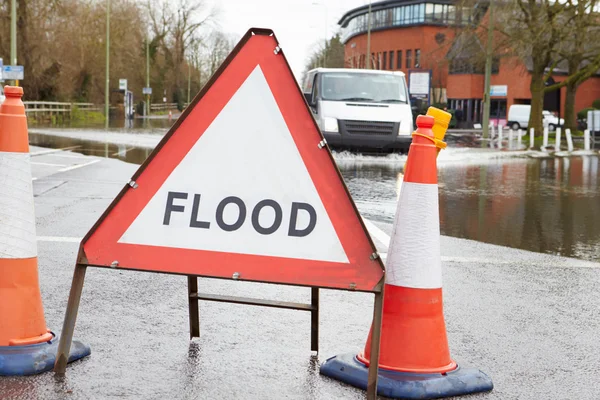 Panneau de signalisation sur route inondée — Photo