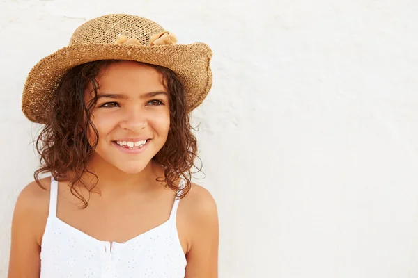 Sonriente joven con la pared — Foto de Stock