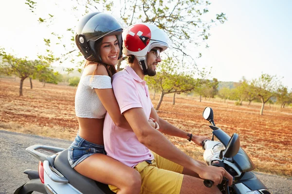 Casal equitação motoneta — Fotografia de Stock