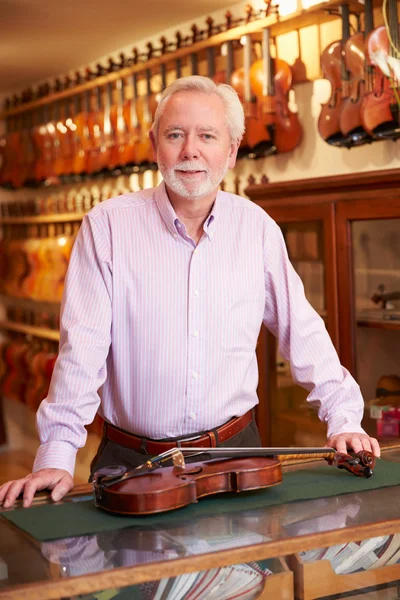 Creatore di violino in negozio — Foto Stock