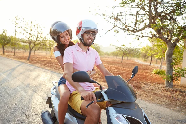 Casal equitação motoneta — Fotografia de Stock