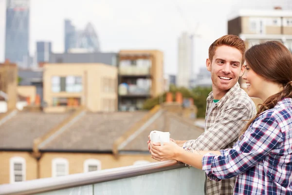 Paar auf dem Dach trinkt Kaffee — Stockfoto