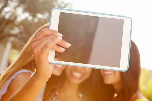 Amigos tomando selfie con tableta digital —  Fotos de Stock