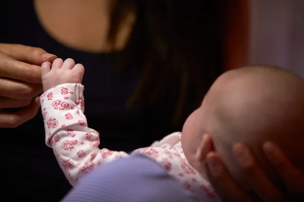 Moeder die pasgeboren baby 's hand vasthoudt — Stockfoto