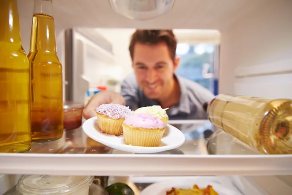 Mann schaut in Kühlschrank — Stockfoto