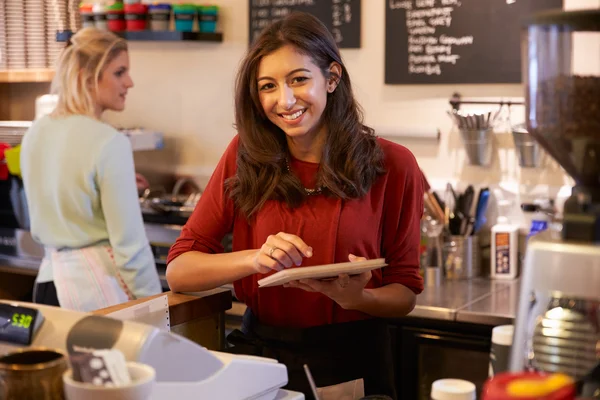 Mulheres executando café juntos — Fotografia de Stock