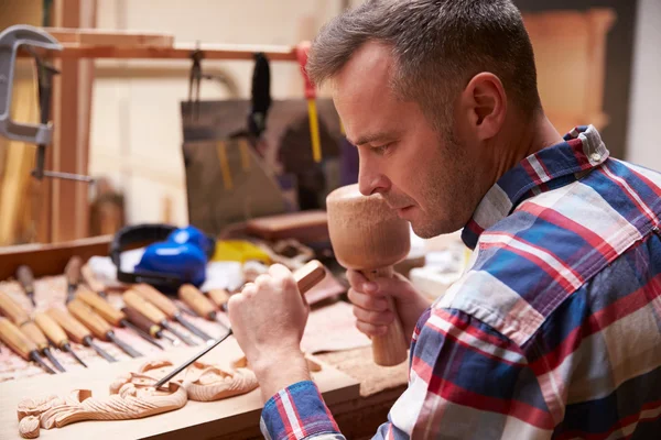 Carpenter Carving Wood — Stock Photo, Image