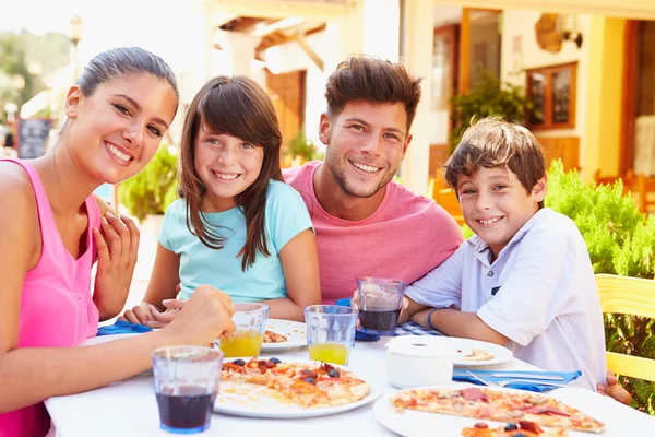 Comer en familia en el restaurante —  Fotos de Stock