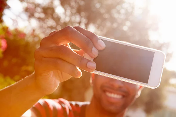 Homem tomando selfie com telefone móvel — Fotografia de Stock