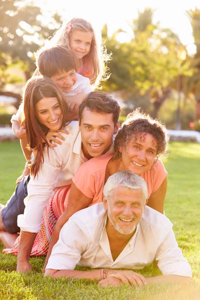 Multi Generation familjen liggande — Stockfoto