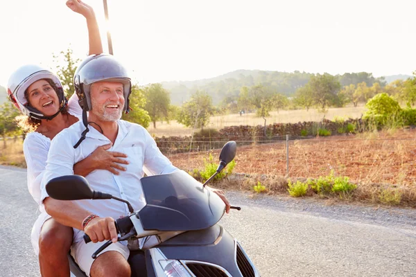 Maduro casal equitação motor scooter — Fotografia de Stock