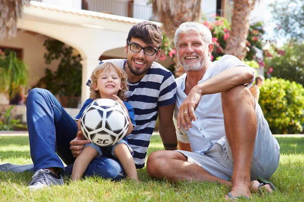 Farfar sitter med son och sonson — Stockfoto
