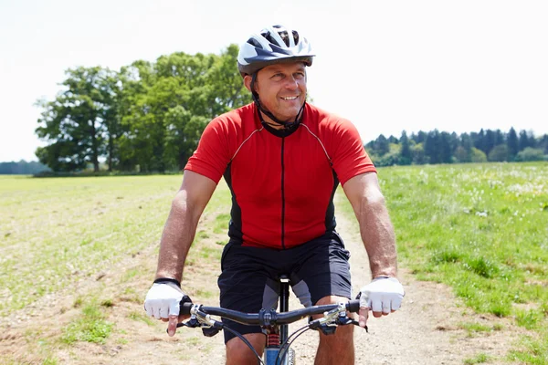 Hombre montando bicicleta de montaña en el campo —  Fotos de Stock