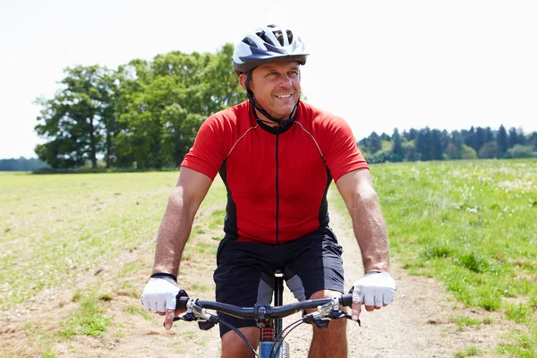 Man ridning mountainbike på landsbygden — Stockfoto