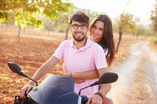 Casal equitação motoneta — Fotografia de Stock