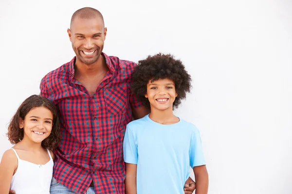 Father And Children Standing Against Wall — Stock Photo, Image