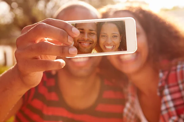 Cep telefonu ile çift alarak selfie — Stok fotoğraf