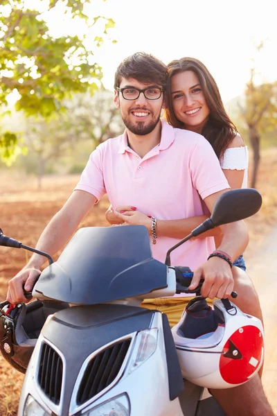 Casal equitação motoneta — Fotografia de Stock