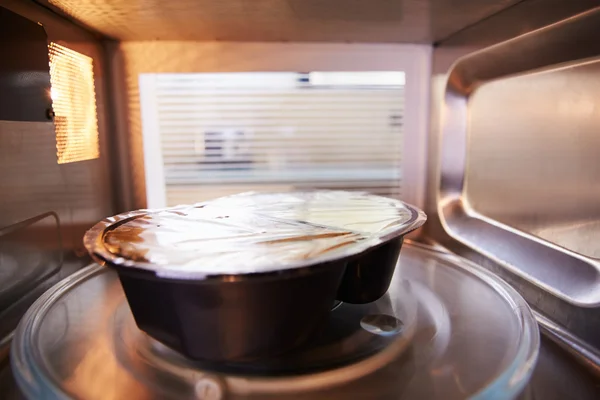 Cocina de la cena dentro del horno de microondas — Foto de Stock