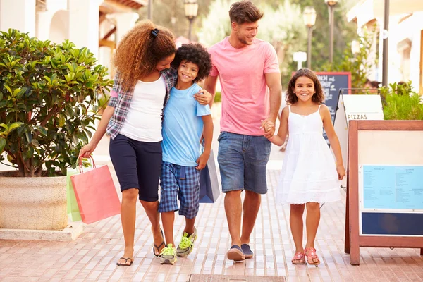 Familienspaziergang mit Einkaufstaschen — Stockfoto