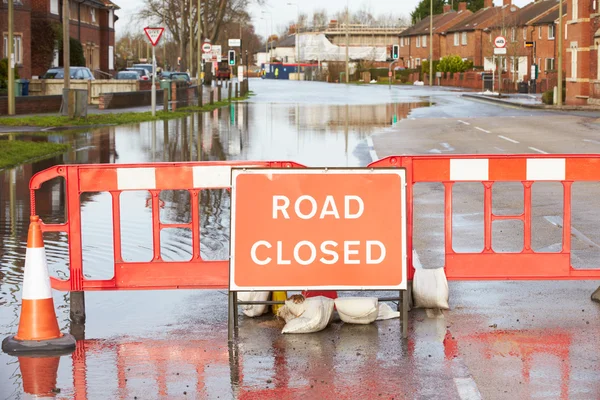 Señal de tráfico de advertencia en carretera inundada — Foto de Stock