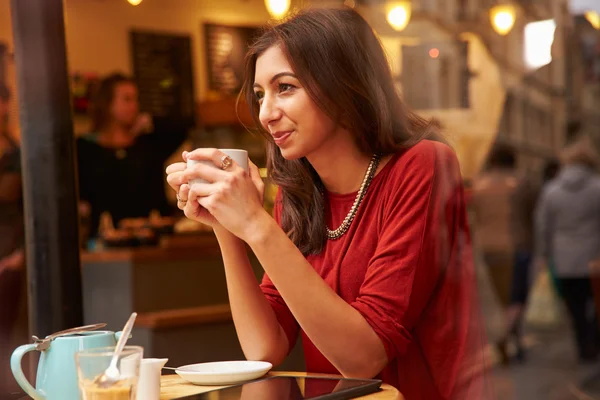Vrouw genieten van kopje koffie — Stockfoto