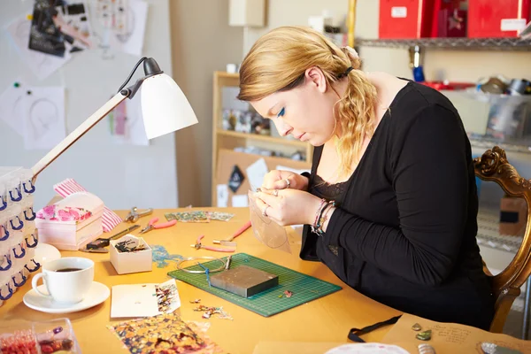 Young Woman Making Jewelry — Stock Photo, Image