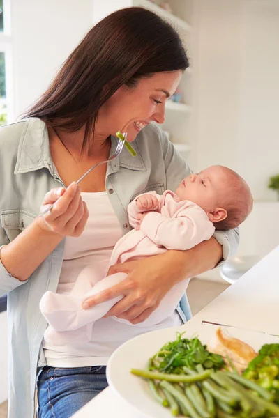 Moeder met Baby eten van gezonde maaltijd — Stockfoto