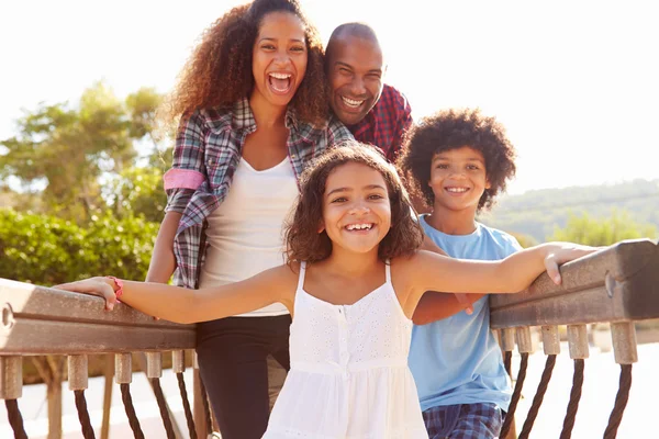 Familjen på lekplats klättring ram — Stockfoto