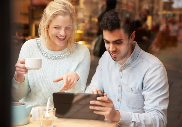 Couple utilisant une tablette numérique — Photo