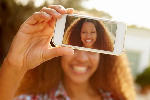 Mulher tomando selfie com telefone celular — Fotografia de Stock