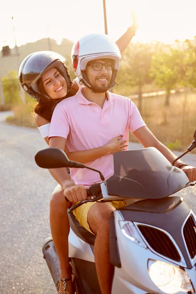 Paar paardrijden motor scooter — Stockfoto