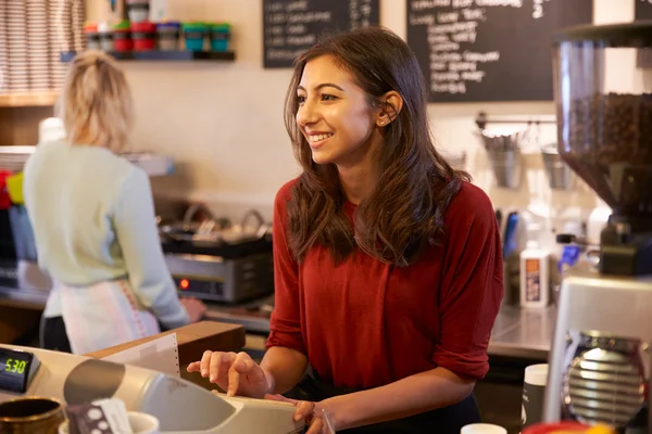 Mulheres executando café juntos — Fotografia de Stock